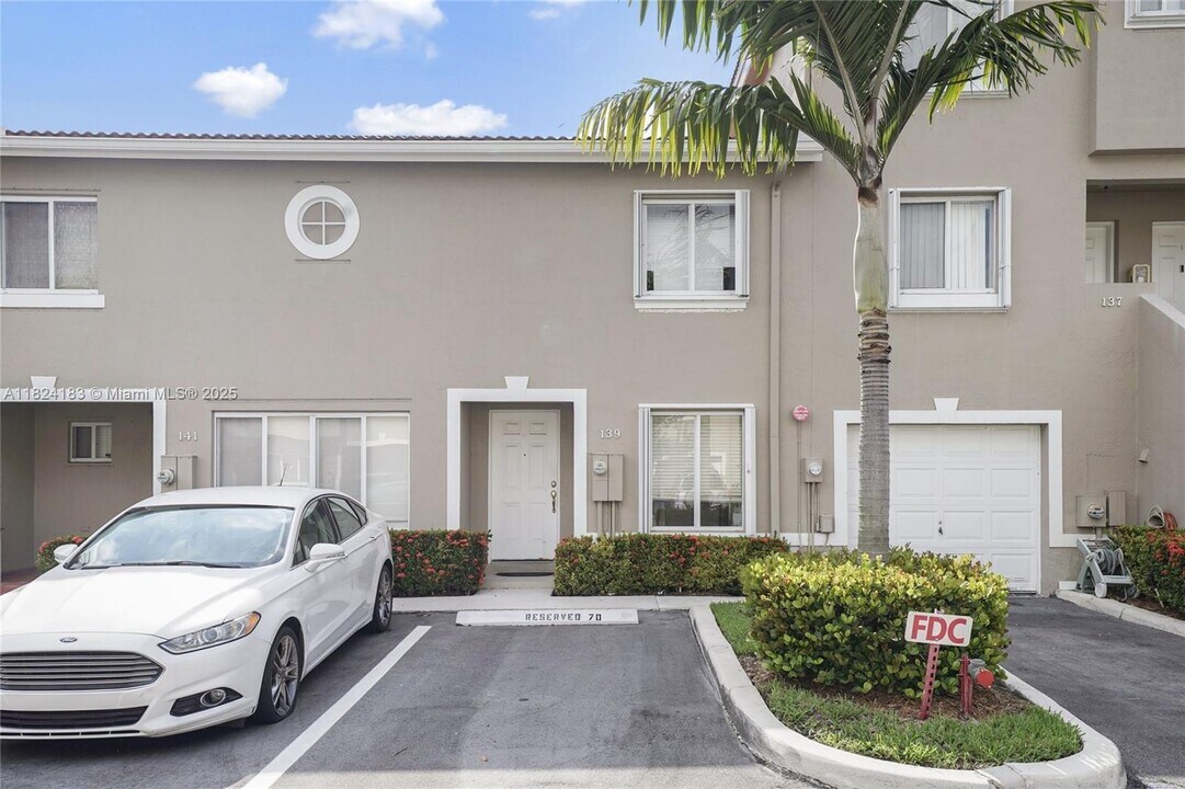 139 Riviera Cir in Weston, FL - Building Photo