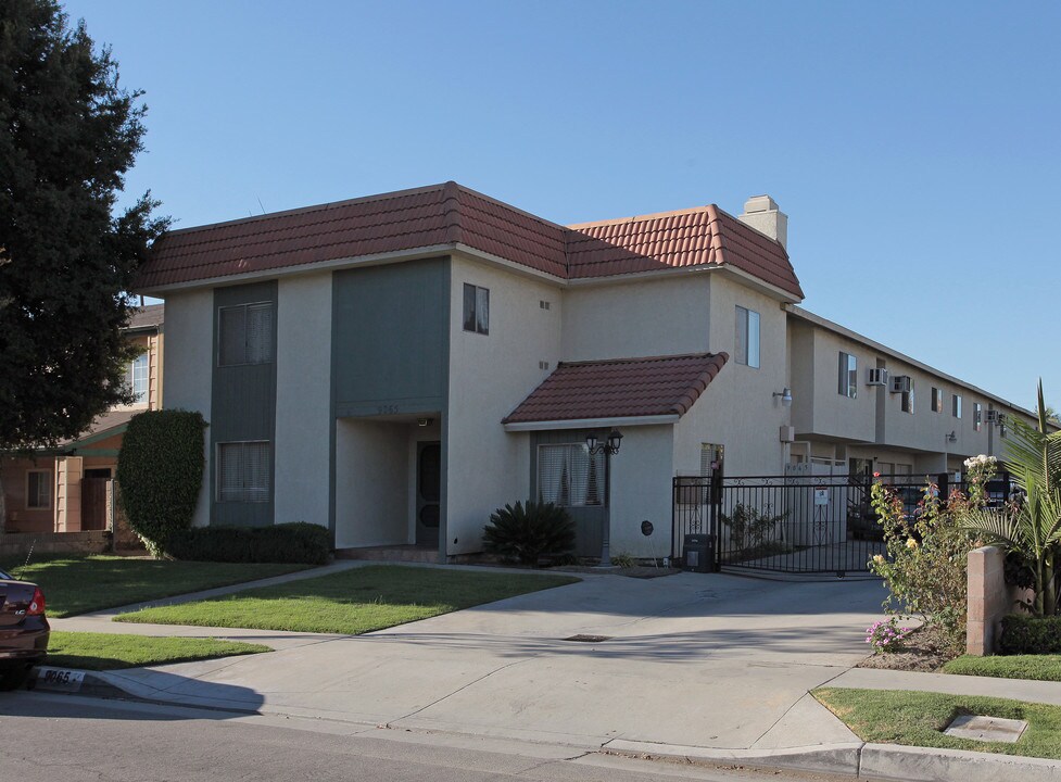 9065 Park St in Bellflower, CA - Foto de edificio