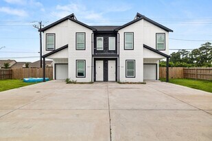 8534 Woodlyn Rd in Houston, TX - Building Photo