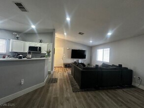 5270 Panguitch Dr in Las Vegas, NV - Building Photo - Building Photo