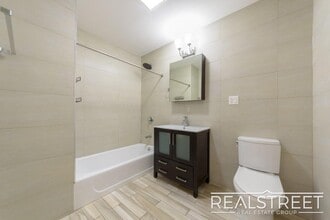 LUXURY Giant 1 BED LOFT in Queens! in Queens, NY - Building Photo - Building Photo
