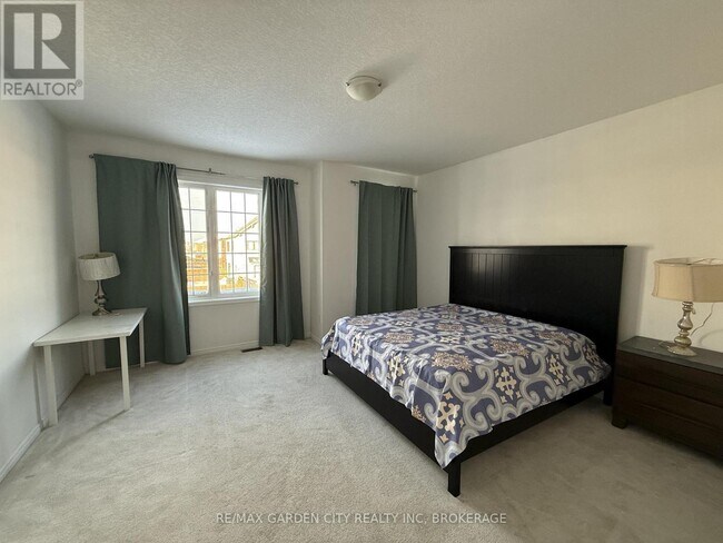 7969 Buckeye Cres in Niagara Falls, ON - Building Photo - Building Photo