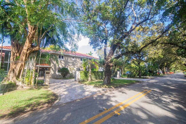 1543 Dorado Ave in Miami, FL - Foto de edificio - Building Photo