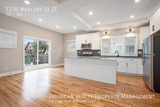 1230 Wealthy St SE in Grand Rapids, MI - Building Photo - Building Photo