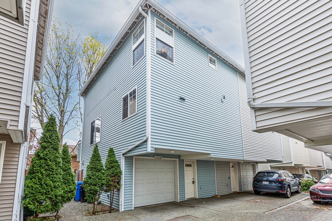 8522 Midvale Ave N in Seattle, WA - Building Photo