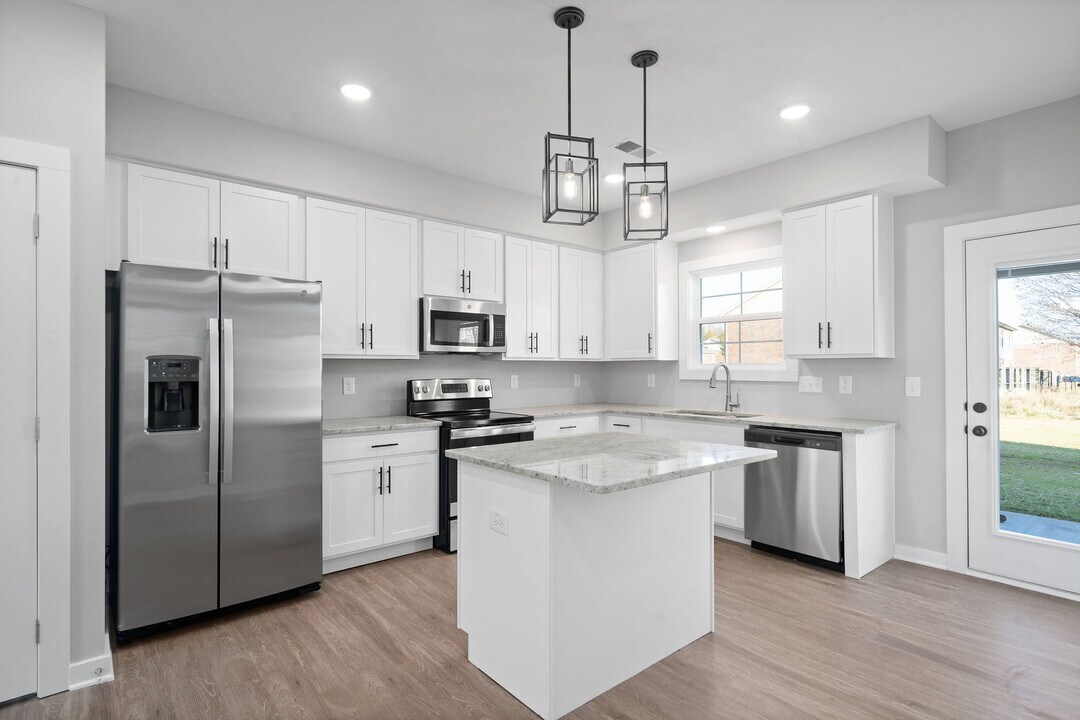 100 Aviator Cir in Oak Grove, KY - Building Photo
