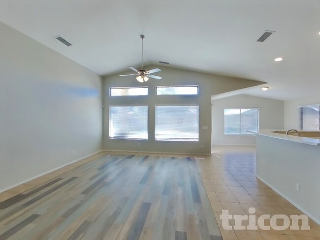 8625 W Chickasaw St in Tolleson, AZ - Foto de edificio - Building Photo