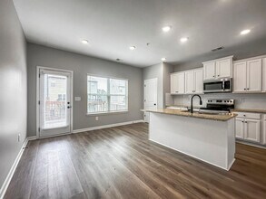 1056 Bayrose Cir in East Point, GA - Building Photo - Building Photo