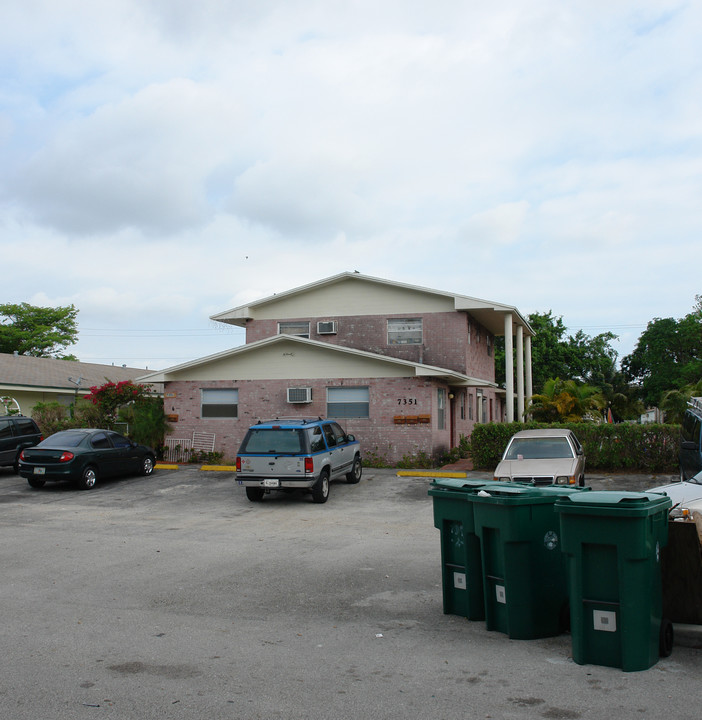 7351 NW 35th St in Hollywood, FL - Building Photo