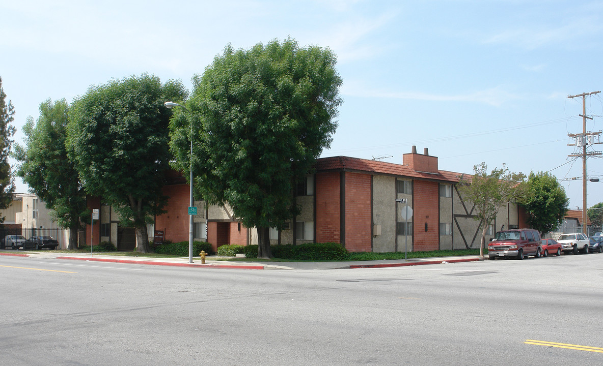 7355 Woodley Ave in Van Nuys, CA - Building Photo