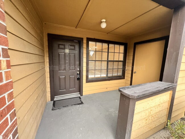 300 Lakepointe Dr in Altamonte Springs, FL - Building Photo - Building Photo