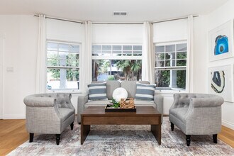 6008 Carlton Way in Los Angeles, CA - Foto de edificio - Building Photo