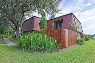 1570 Park Meadows Dr in Ft. Myers, FL - Building Photo