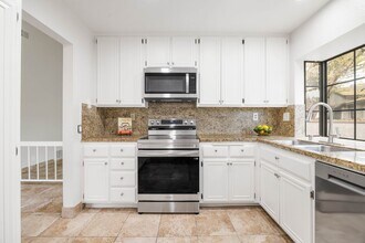 2 Summerset in Irvine, CA - Foto de edificio - Building Photo