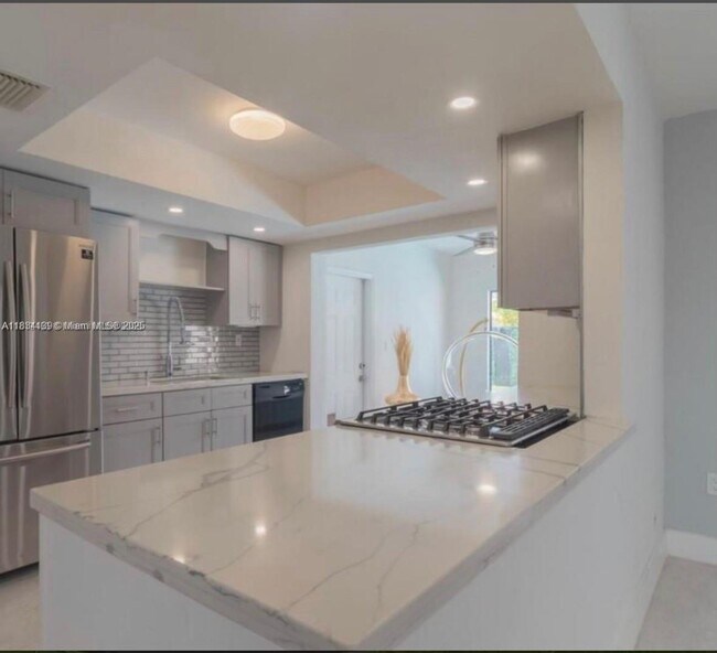 8531 NW 25th St in Sunrise, FL - Building Photo - Building Photo