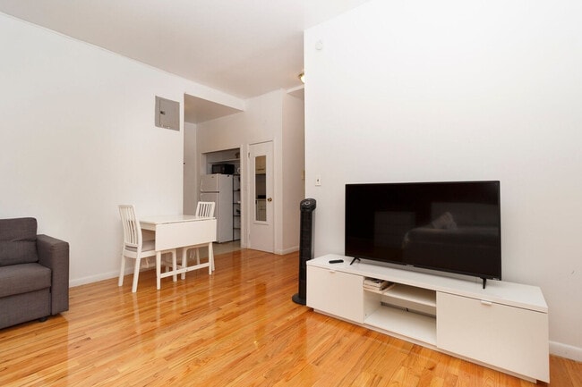 215 B E 95th St in New York, NY - Building Photo - Building Photo