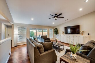 8810 Vista Oaks Cir in Dallas, TX - Building Photo - Building Photo