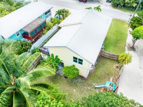 29283 Coconut Palm Dr in Big Pine Key, FL - Building Photo - Building Photo