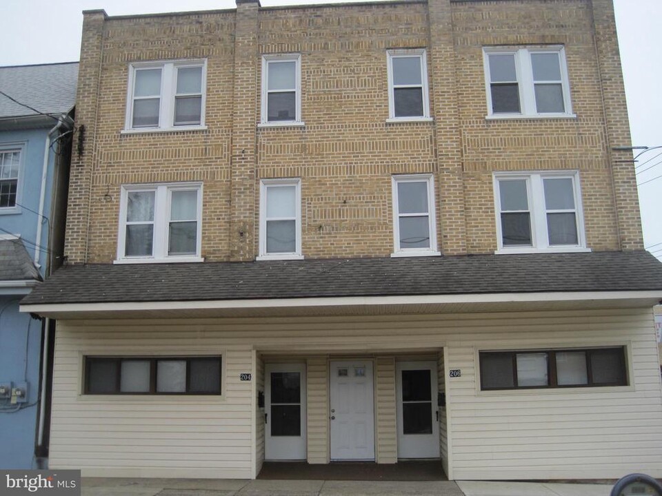 206 Courtland St in Lansdale, PA - Building Photo