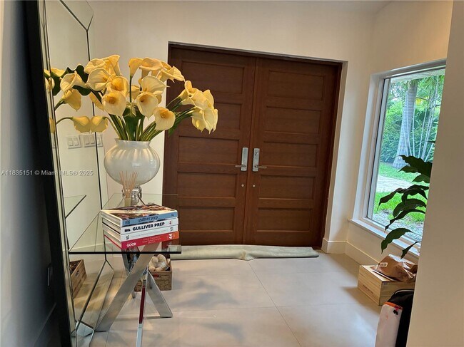 323 Caribbean Rd in Key Biscayne, FL - Building Photo - Building Photo