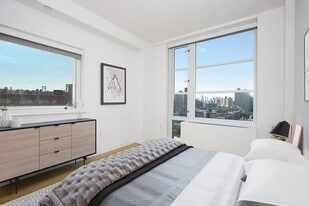 331 E Houston St in New York, NY - Building Photo