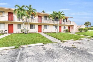 700 Nottingham Cir in Greenacres, FL - Building Photo