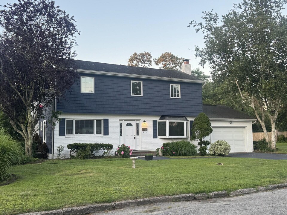 46 Bieselin Rd in Bellport, NY - Building Photo