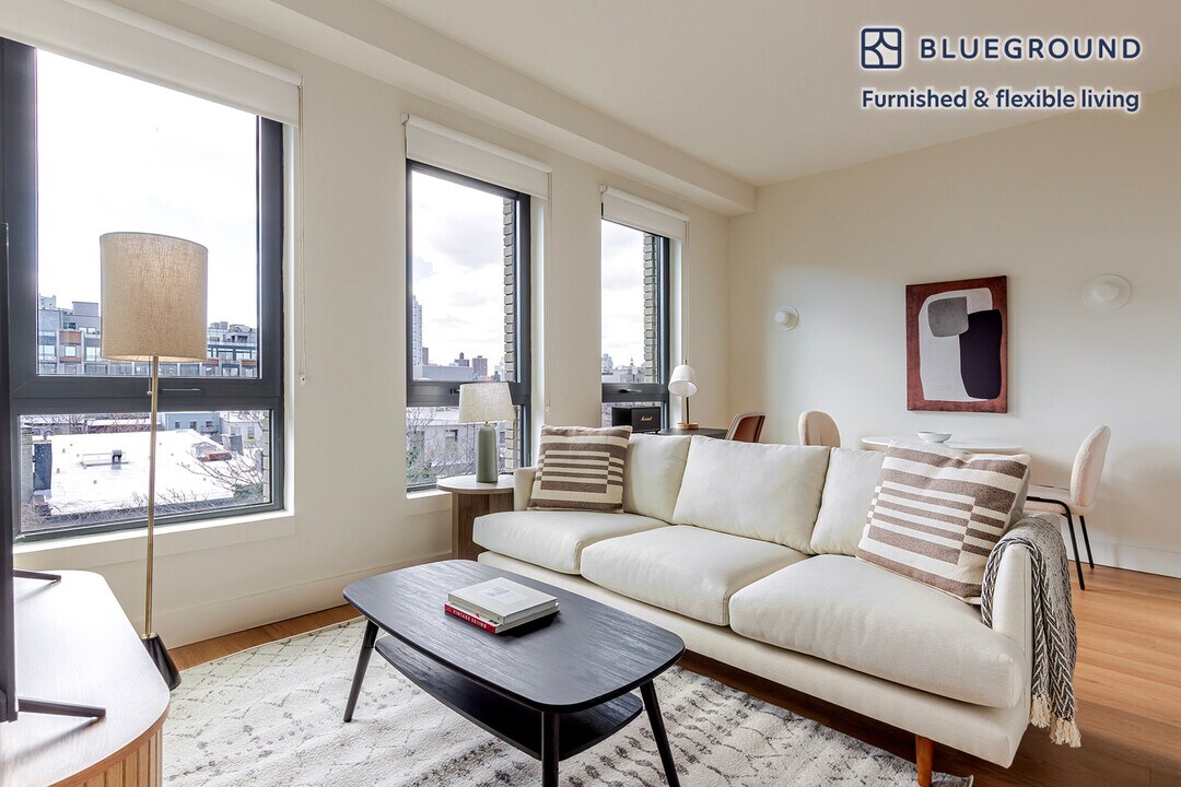 130 Hope St in Brooklyn, NY - Building Photo