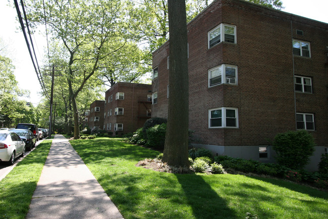 Knightsbridge Gardens in Great Neck, NY - Foto de edificio - Building Photo