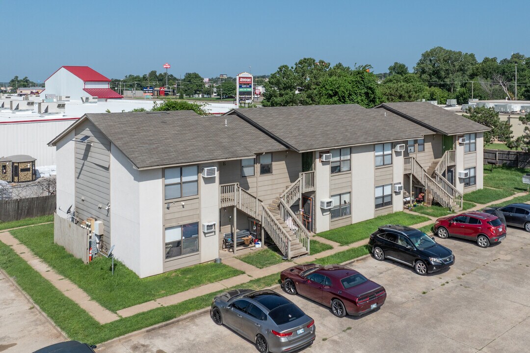 Sullivan's Landing in Sand Springs, OK - Foto de edificio