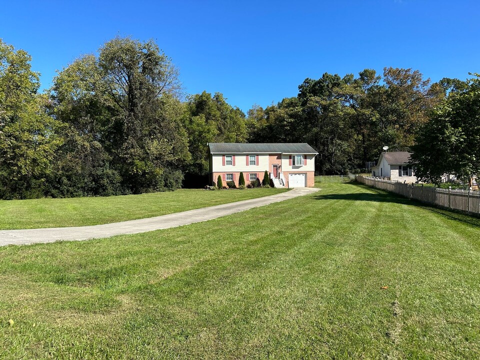 106 Upshur Dr in Inwood, WV - Building Photo