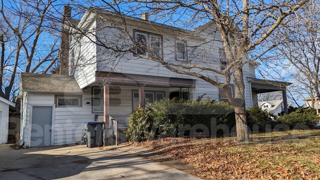 104 Waverly Pl in Waukesha, WI - Building Photo