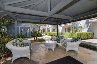 Summerfield Villas in Escondido, CA - Foto de edificio - Building Photo