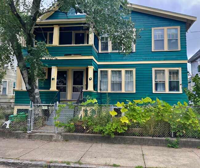 22 -24 Bayard St, Unit #1 (First Floor) in Boston, MA - Building Photo - Building Photo