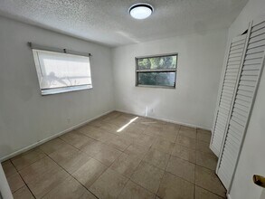 3319 Grove Rd, Unit Left side in Boynton Beach, FL - Foto de edificio - Building Photo