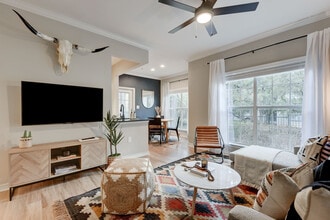 Laurel Canyon Apartments in San Antonio, TX - Foto de edificio - Building Photo