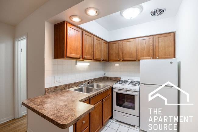 540 W Roscoe St in Chicago, IL - Foto de edificio - Building Photo