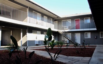 Jasmine Apartments in Yuba City, CA - Foto de edificio - Building Photo