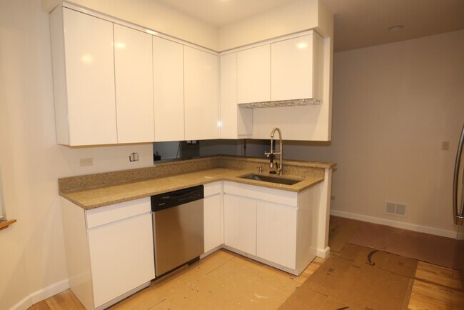 3345 N Southport Ave, Unit 2 in Chicago, IL - Foto de edificio - Building Photo