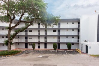 447 NE 195th St in Miami, FL - Building Photo - Building Photo