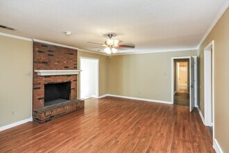 8123 Cairn Dr in Memphis, TN - Foto de edificio - Building Photo