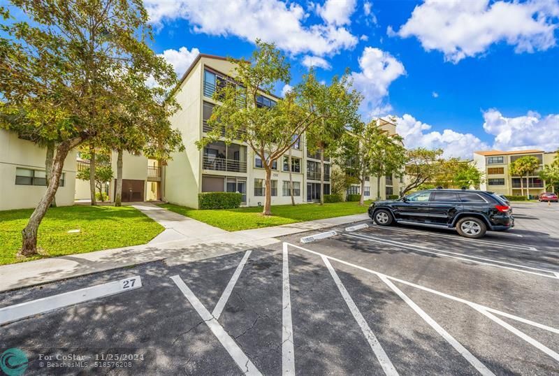 2312 S Cypress Bend Dr in Pompano Beach, FL - Foto de edificio