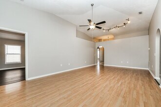 1106 Soaring Osprey Way in Valrico, FL - Building Photo - Building Photo