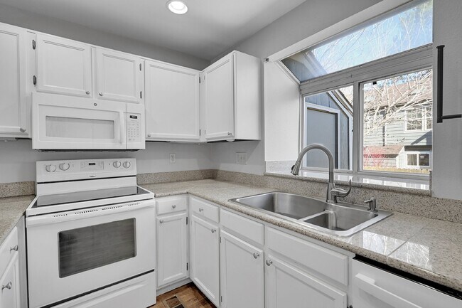 1239 S Flower Cir in Lakewood, CO - Building Photo - Building Photo