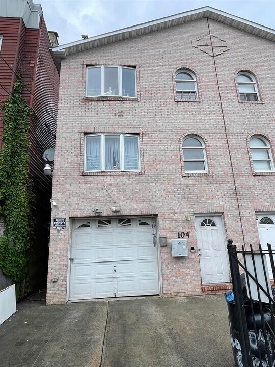 104 CLINTON Ave in Jersey City, NJ - Building Photo