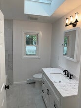 30 Beacon St in Shirley, NY - Foto de edificio - Building Photo