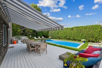 25 Meadowgrass Ln in Southampton, NY - Building Photo - Building Photo