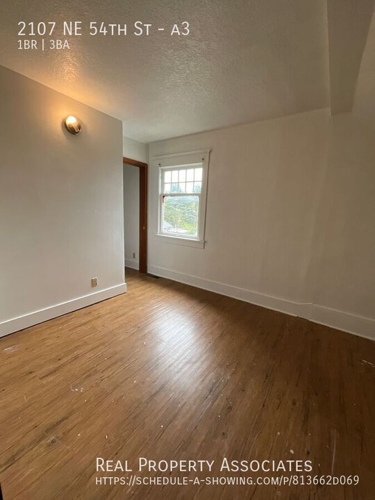 2107 NE 54th St in Seattle, WA - Building Photo