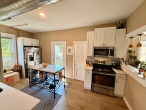 1327 Jefferson St NE, Unit 2 in Minneapolis, MN - Foto de edificio - Building Photo