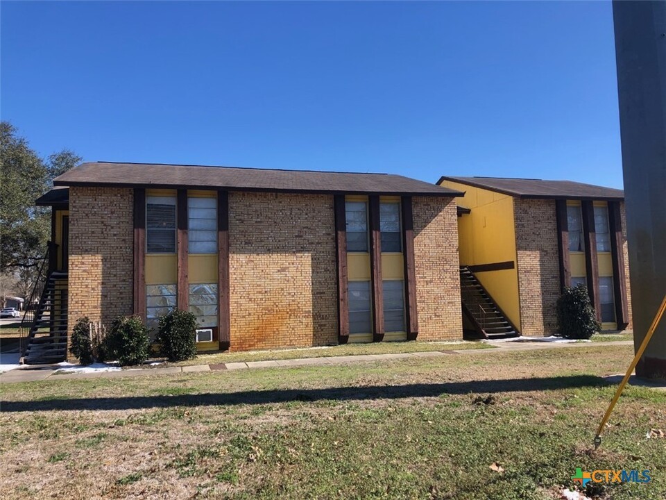 903 S Magnolia Ave in Luling, TX - Building Photo